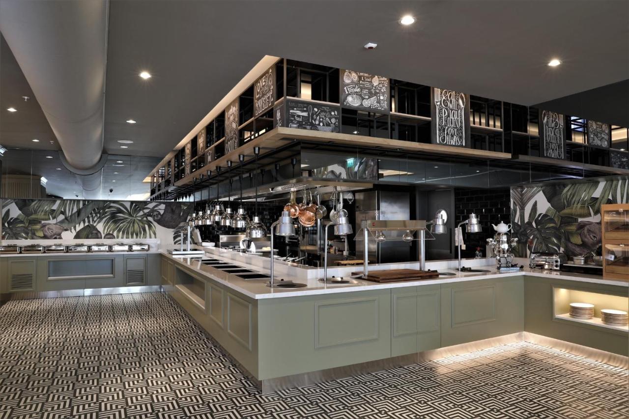 Limak Skopje Luxury Hotel Zewnętrze zdjęcie The open kitchen at the restaurant