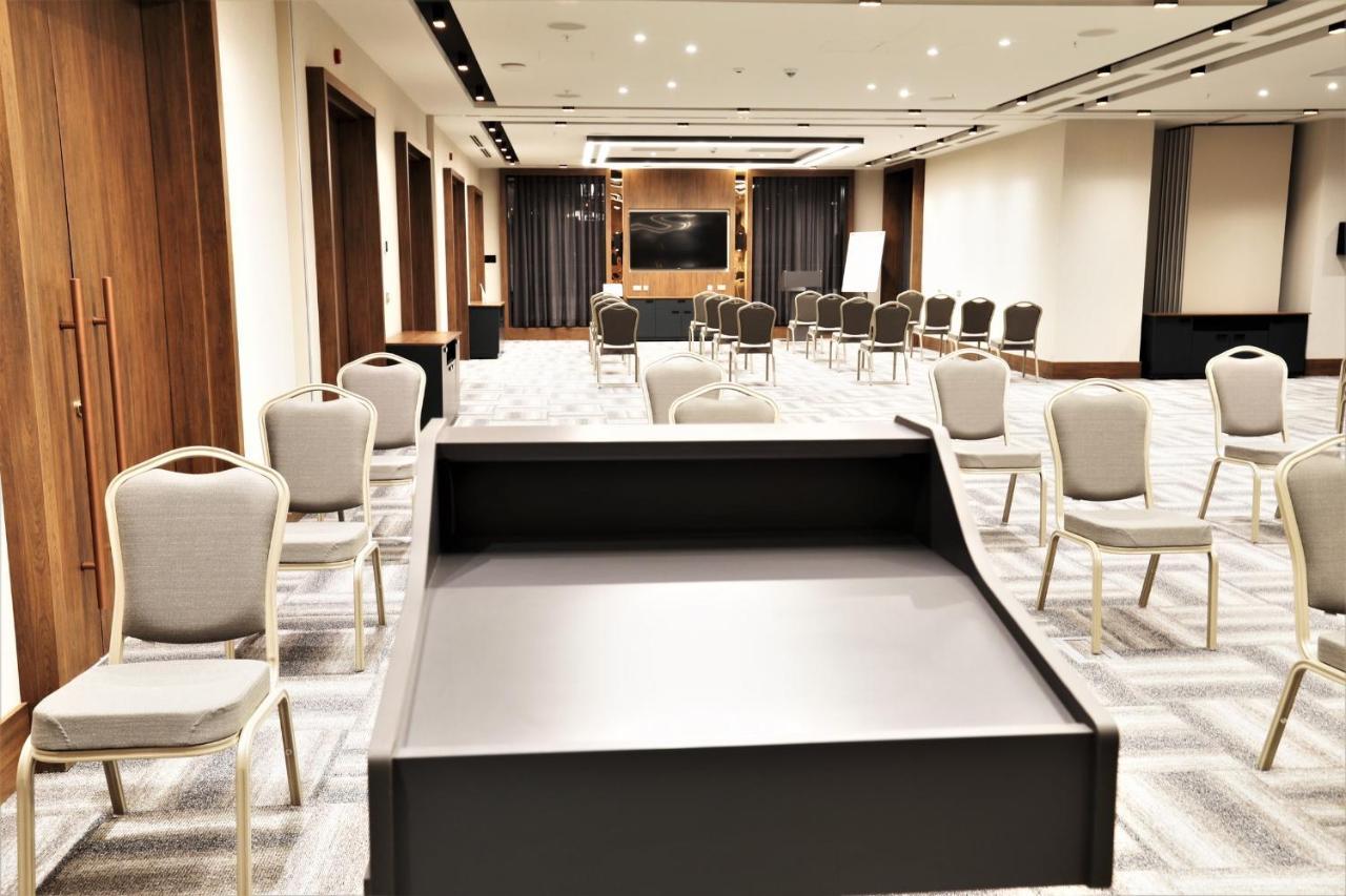Limak Skopje Luxury Hotel Zewnętrze zdjęcie A stage in a meeting room