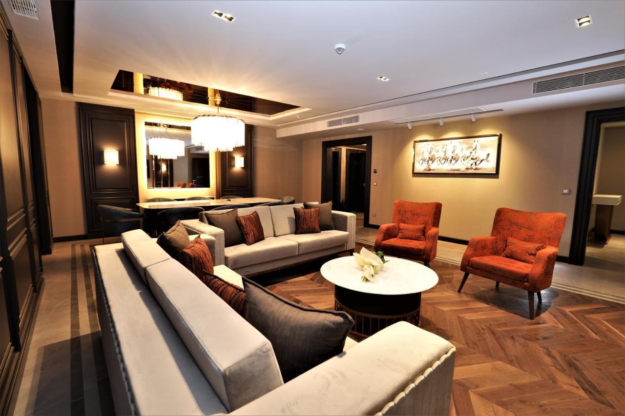 Limak Skopje Luxury Hotel Zewnętrze zdjęcie The interior of the club lounge at the airport