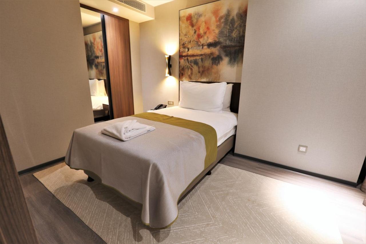 Limak Skopje Luxury Hotel Zewnętrze zdjęcie A bedroom in a hotel
